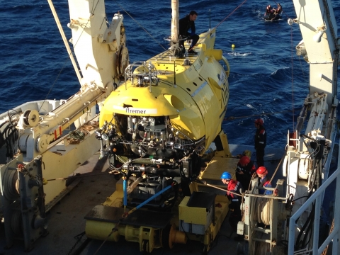Le submersible Nautile de retour d'une plongée. Photo Gérard Hamel.