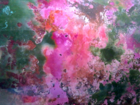 un biofilm bactérien avec des similitudes à un tableau impressionniste d'art abstrait.